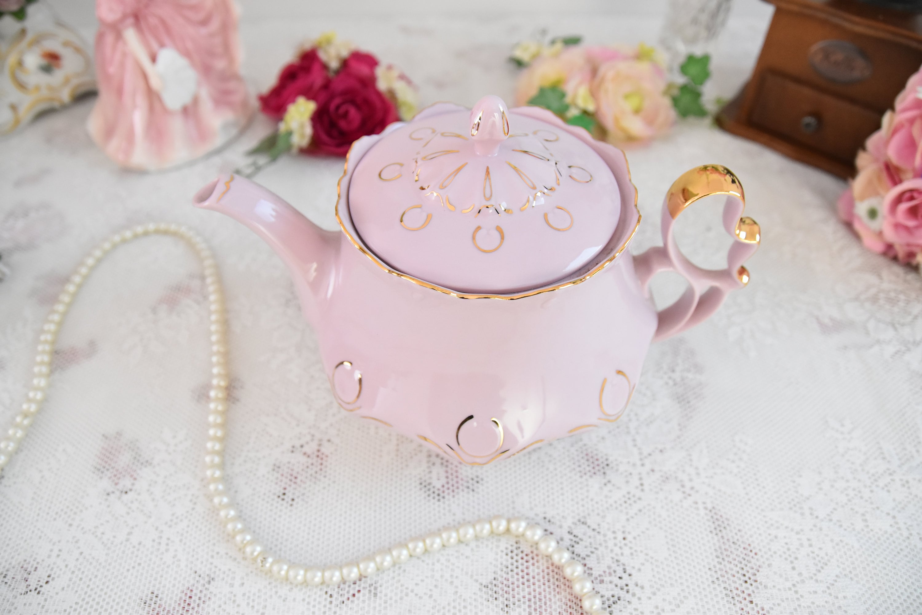 ゴールドのディテールとブルーの花柄のアクセントが入ったピンクの磁器 