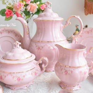 Puede incluir: Un juego de t&eacute; rosa vintage con dise&ntilde;os florales. El juego incluye una tetera, un azucarero, una jarra de crema y cuatro tazas de t&eacute; y platillos.