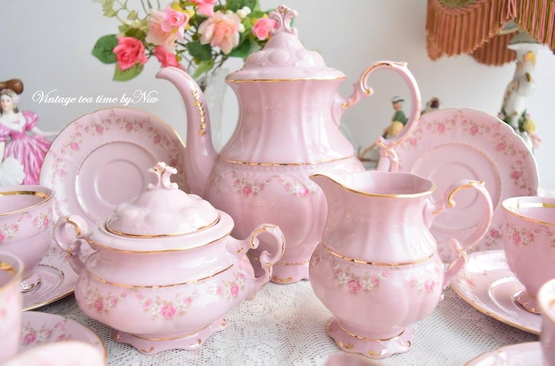 Puede incluir: Un juego de t&eacute; rosa vintage con dise&ntilde;os florales. El juego incluye una tetera, un azucarero, una jarra de crema y cuatro tazas de t&eacute; y platillos.