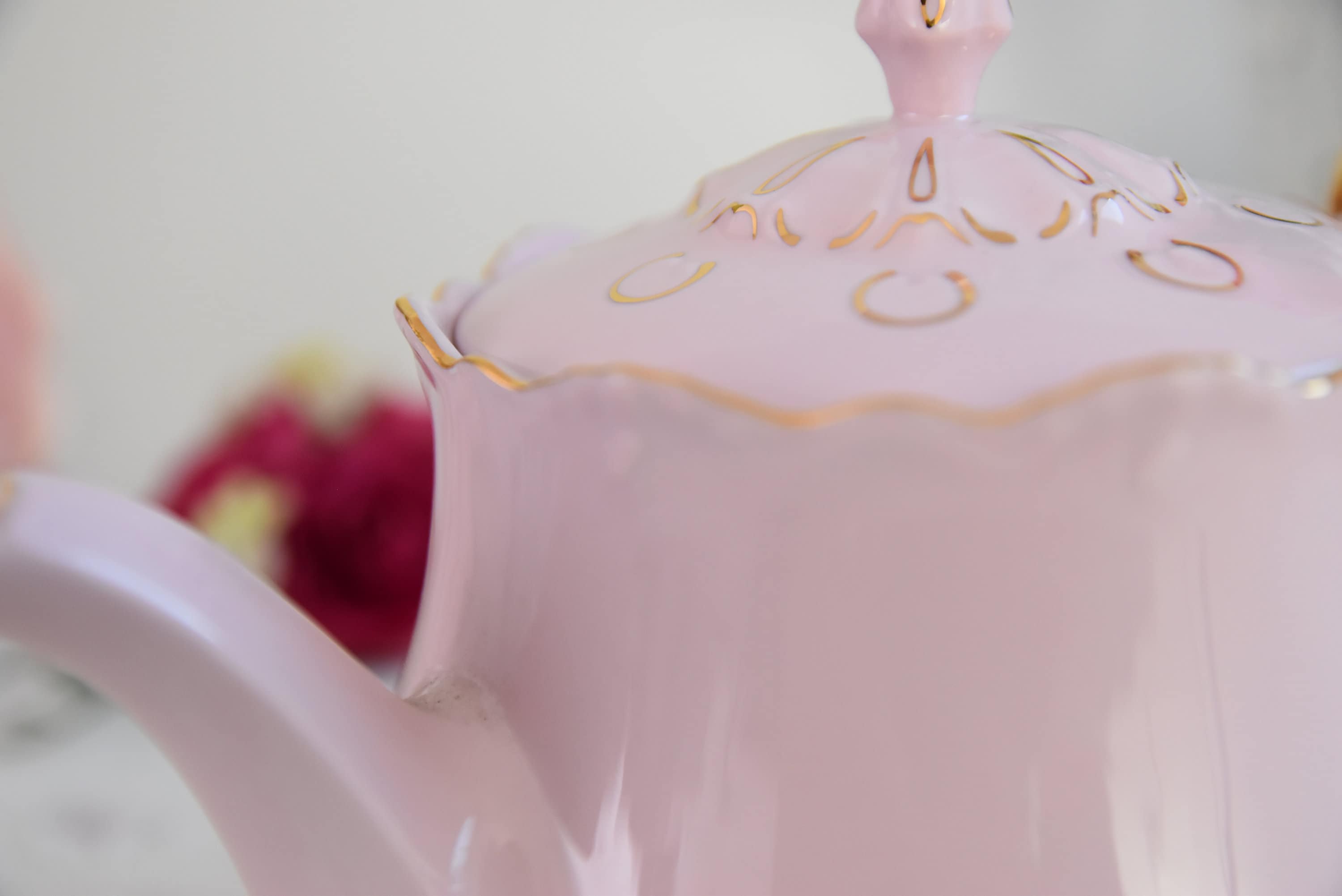 ゴールドのディテールとブルーの花柄のアクセントが入ったピンクの磁器 