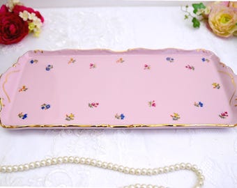 Bandeja de porcelana rosa con borde dorado y delicado estampado floral: elegante bandeja de servir de estilo vintage.