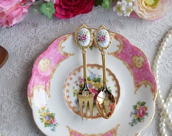 Set di forchetta e cucchiaio d'ispirazione vintage, set di cucchiaini da tè, set di forchette da dessert, set di cucchiaini da tè vintage con decorazioni floreali in acciaio inossidabile, decorazione da tavola dorata