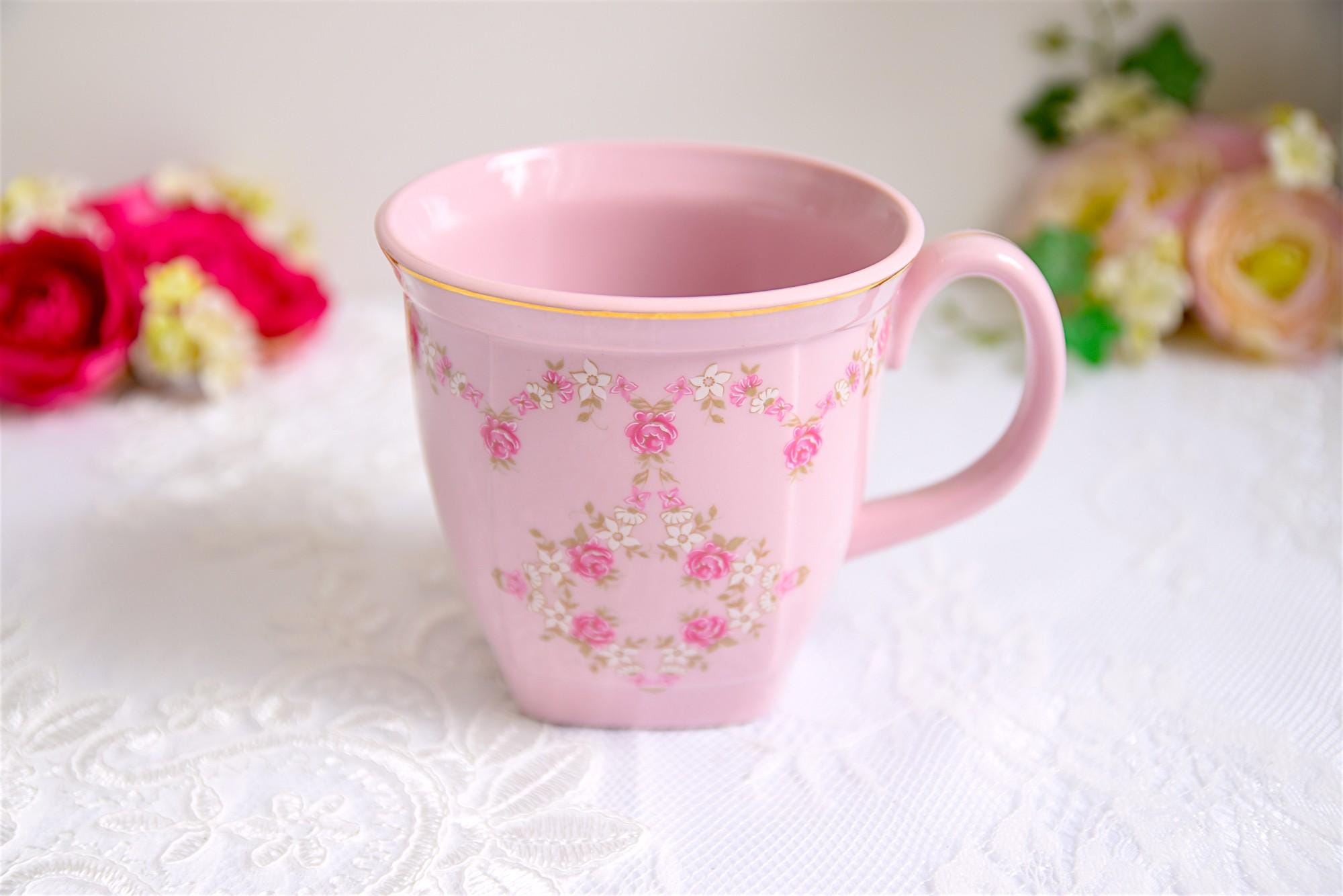 花のガーランドがあしらわれたピンクの磁器マグカップ – 手作業で金箔