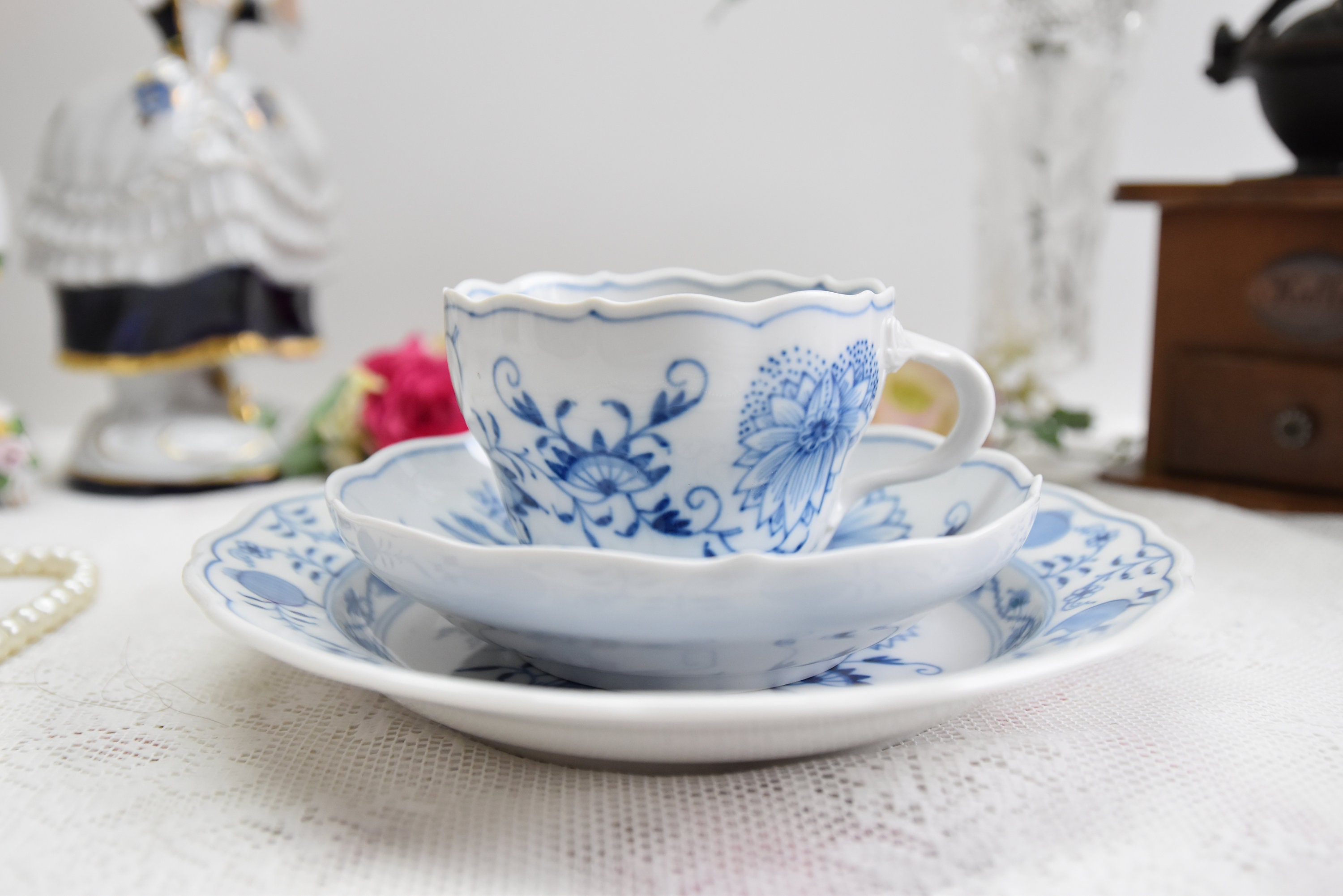 シモンズグランドセール Meissen Germany Swords Crossed Onion Blue Meissen Cups Tea 食器