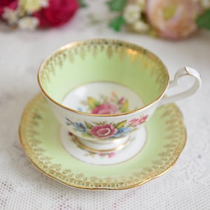 Vintage Queen Anne theekop en schotel, lichtgroen interieur, Engels porselein met bloemenboeket