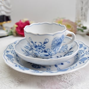 Meissen Blue Onion Tea Trio, Vintage German Porcelain with Scalloped Edges