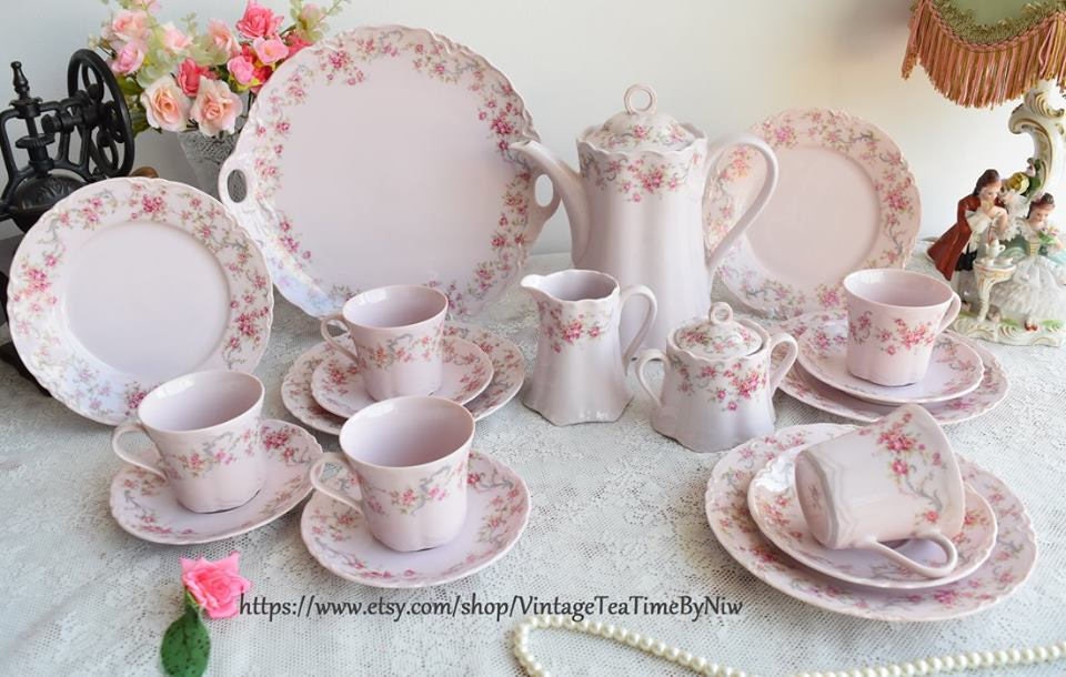 Tee-Set mit BlumenmusterMiniaturen im Maßstab 1:12 