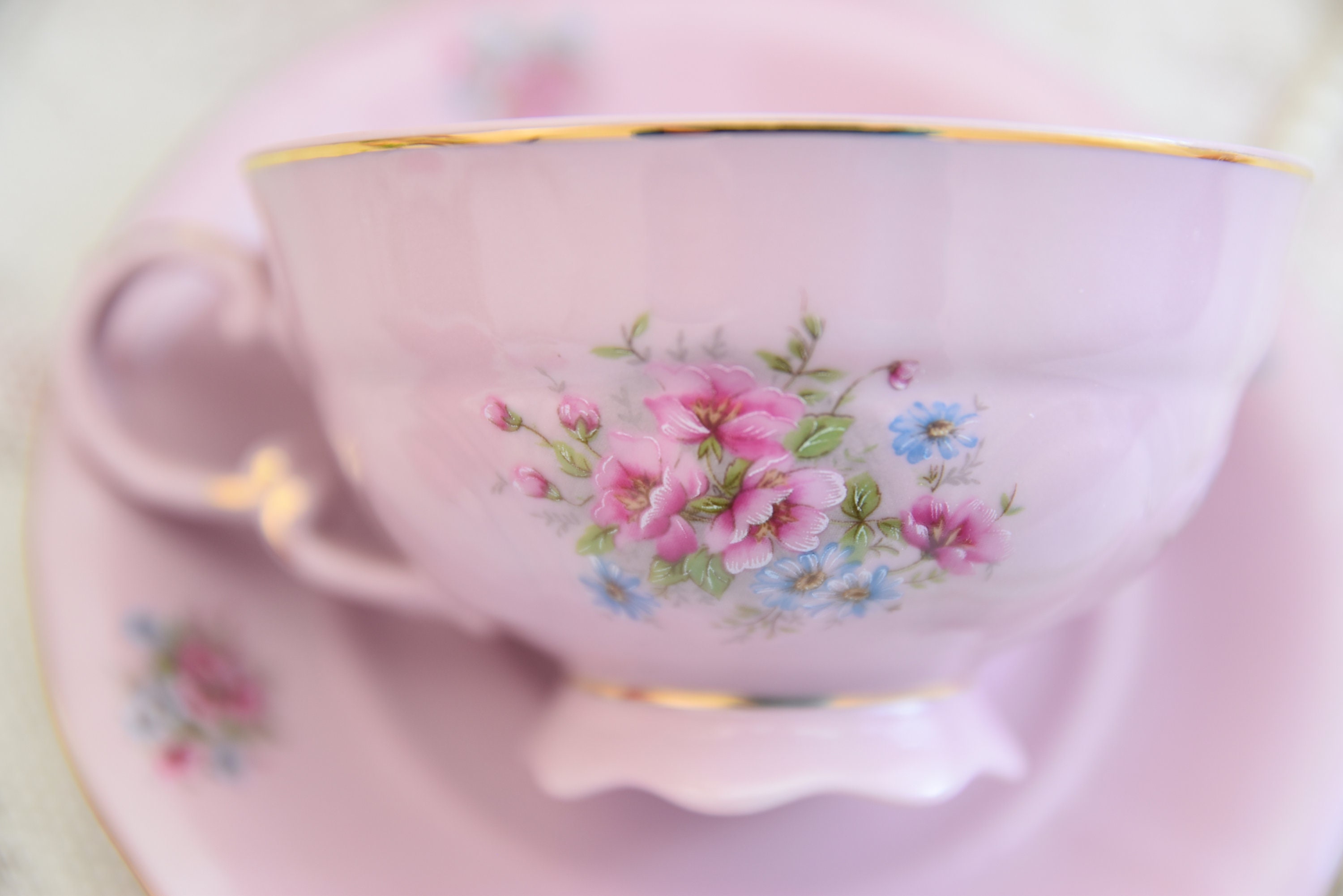ピンクの花柄ティーカップ＆ソーサー（金縁） - Etsy 日本