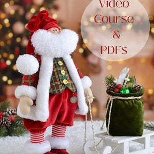 Puede incluir: Un muñeco de tela de Santa Claus con gorro de terciopelo rojo, pantalones rojos y chaleco de cuadros verdes con botones dorados. El muñeco tiene una barba blanca esponjosa, gafas redondas y calcetines a rayas. Incluye un saco de terciopelo.