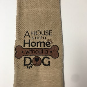 Uma casa não é um lar sem uma toalha bordada de cachorro