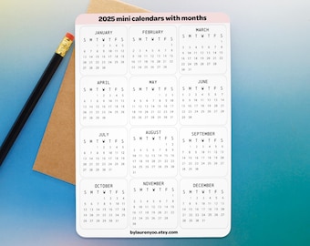 Puede incluir: Un conjunto de 12 mini calendarios para el año 2025. Cada calendario es un cuadrado blanco con texto negro y un borde negro. Los calendarios están dispuestos en cuatro filas de tres. Los meses son enero, febrero, marzo, abril, mayo, junio, julio, agosto, septiembre, octubre, noviembre y diciembre. El texto "2025 mini calendars with months" está en la parte superior de la imagen. El texto "bylaurenyoo.etsy.com" está en la parte inferior de la imagen.