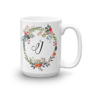 Carta J Monogram taza / flor corona café taza / monograma regalo de Navidad / flores de país / regalo para jardinero / Florista presente