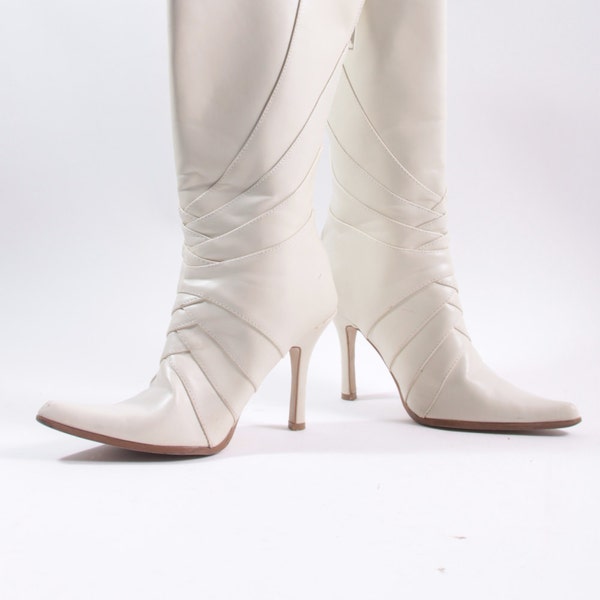 Amazing Vintage White 1980s Boots 5 1/2 Leather LIke With Interesting Designs ~ 20-01-447