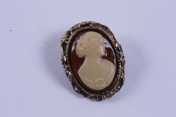 Woman, Portrait, Cameo, White, Oval, Relief Frame, Red Background