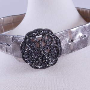 XS Vintage Pleather Silver Leather Cintura rotonda rilievo fibbia farfalla 29 "vestiti outfit vintage ~ 20-01-259