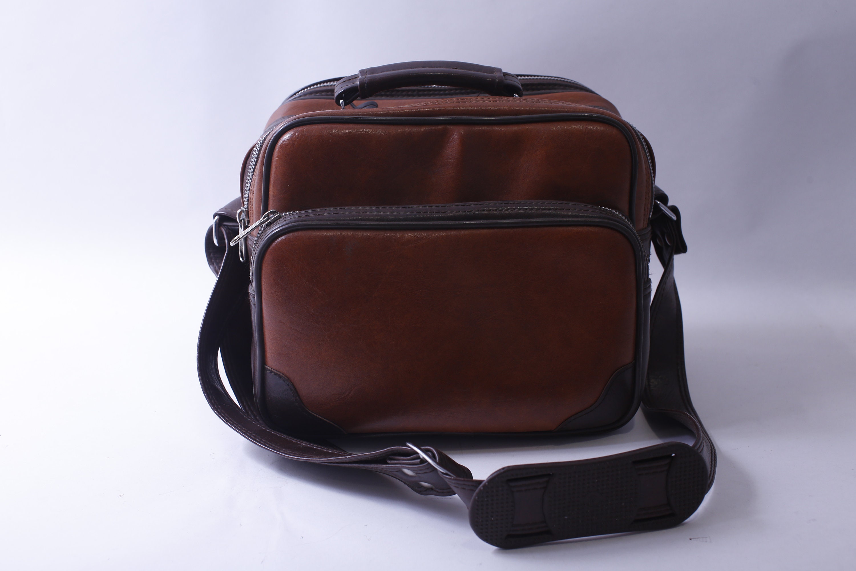 Brown Camera Bag with 3 Padded Compartments, Zipper Lock, Shoulder Bag, Medium Messenger Gen III in light brown | Robust leather  main image 2