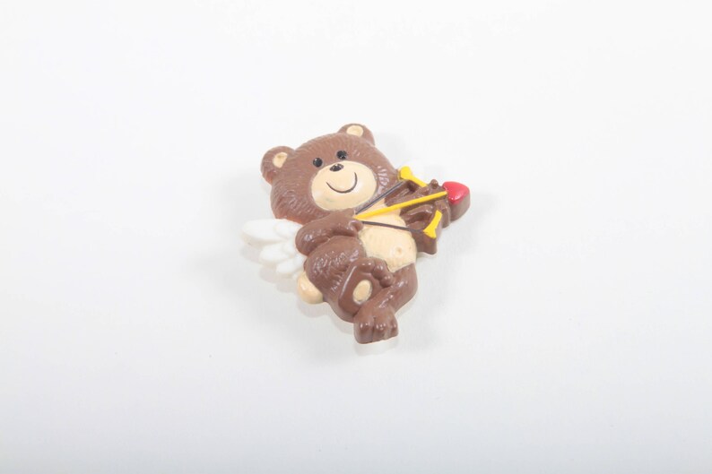 Plastic Cute Vintage Pin Sweet ~ Boom Thang ~ 170318 Cupid Bear Brooch Heart Arrow Valentine Smiling Brown Teddy Bear With Wings