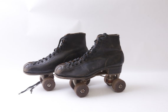 Pattini a rotelle antichi, nero, scarpe, ruote marroni, attività