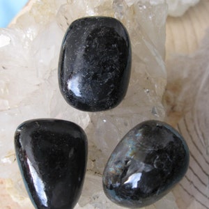 3 Nuummite Tumbled Stones, Nuummite Tumbled Stone, Nuummite, Nummite, Nuummiet Trommelsteen, Nuummite Greenland, Nuummiet Knuffelsteen