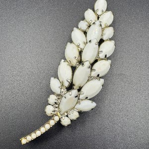 Vintage Juliana D&E-bladbroche: witte melkglas strassspeld