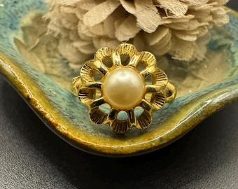 Vintage AVON Faux Pearl Flower Ring - Gold Tone Statement Jewelry, Size 7 3/4