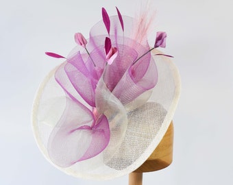 Orchideenvioletter runder Fascinator mit Rosshaarwirbeln, Blumen und Federn, Hutkunst von Cathy