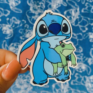 Pegatina de Stitch sosteniendo una rana