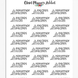 Op de afbeelding: Een vel wit papier met 36 zwart-wit stickers. De stickers zijn voor een pilatesles en zeggen "reformer pilates" of "pilates class".