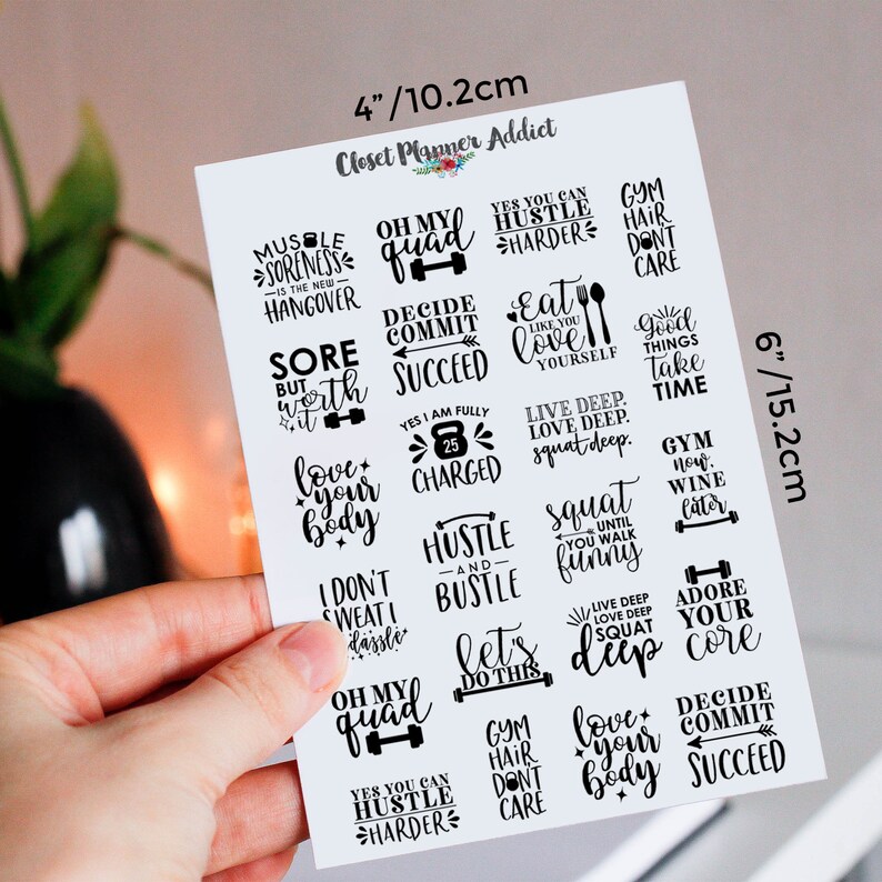 Op de afbeelding: Een vel met 16 witte stickers met zwarte tekst en afbeeldingen. De stickers bevatten motiverende citaten en zinnen die te maken hebben met fitness, lichaamsbeweging en een gezonde levensstijl. Het vel meet 15,2 cm bij 10,2 cm.
