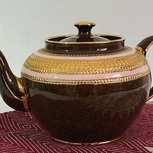 BROWN VINTAGE TEAPOT -Vintage teapot made by Sadler Stafford England -