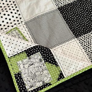 Übergroße Waldtier Schwarz, Weiß & Grün gepunktete Patchworkdecke