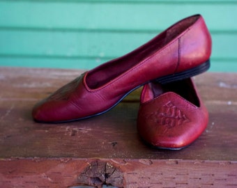 80s 90s Biarritz Genuine Leather Pointed Toe Flats Burgundy Red Plum Loafers Slip-ons Classic Conservative Prep Preppy Emblem 6