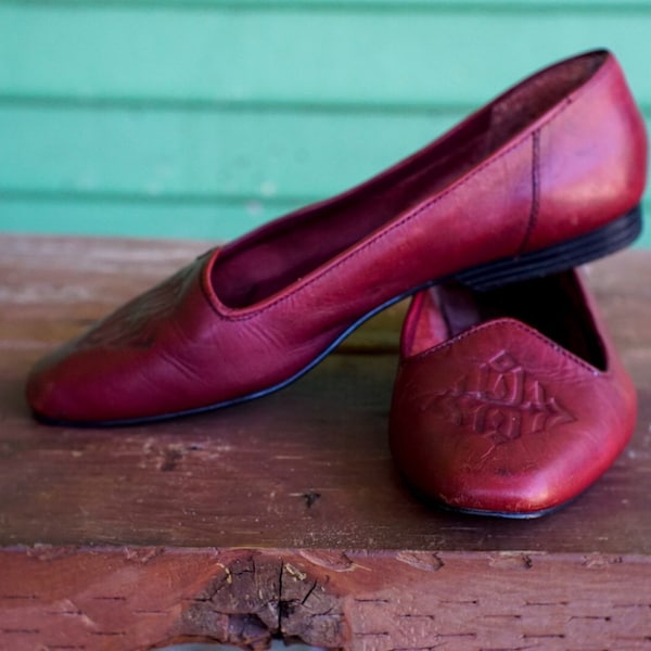 80s 90s Biarritz Genuine Leather Pointed Toe Flats Burgundy Red Plum Loafers Slip-ons Classic Conservative Prep Preppy Emblem 6