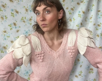 Maglione pullover Knights Ltd anni '80 '90, maglia grossa, scollo a V, maglieria vintage, petali di frutta e fiori intrecciati sulle spalle, avanguardia, rosa delicato, taglia M/L