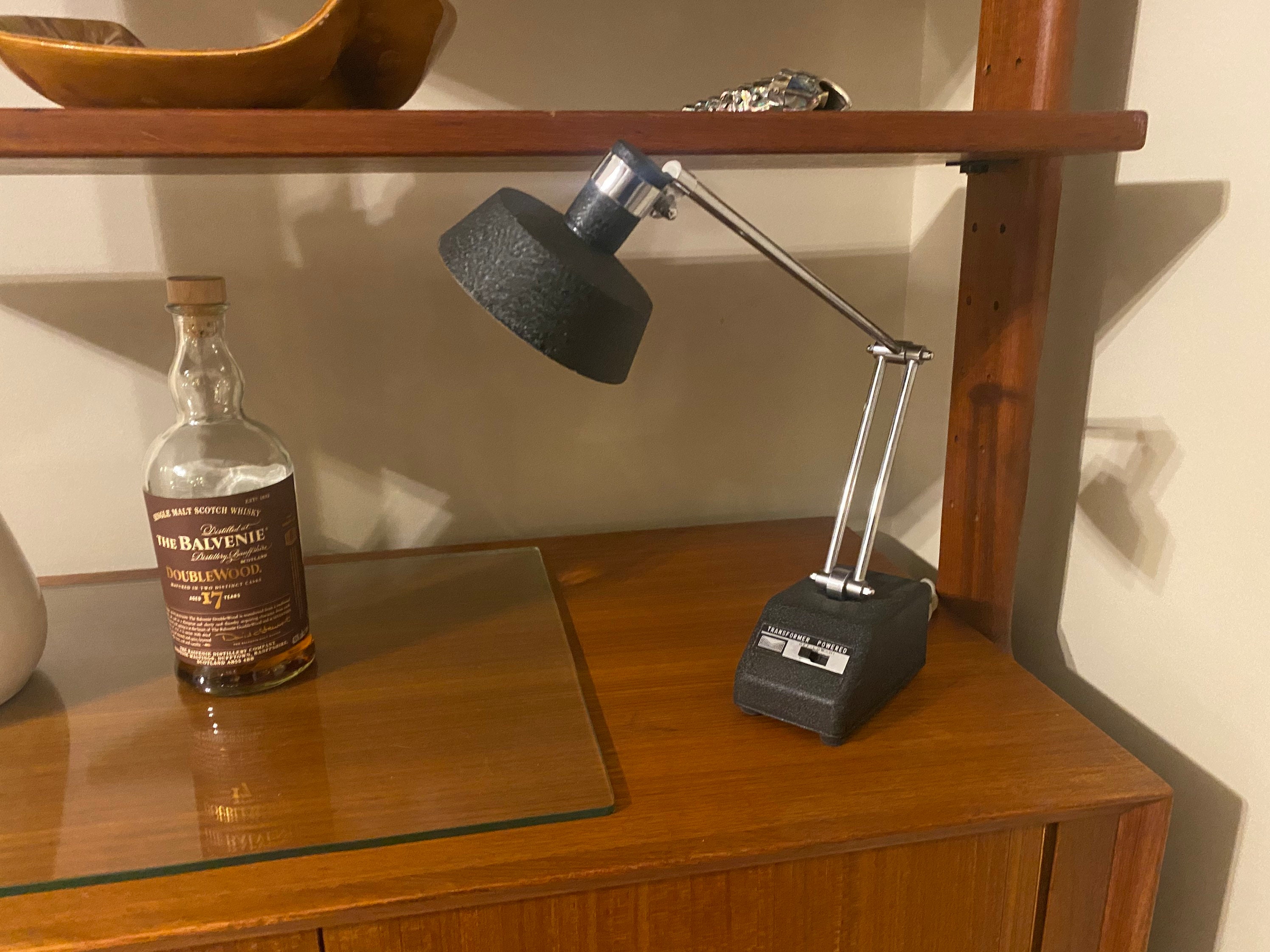 Mobilite online desk lamp