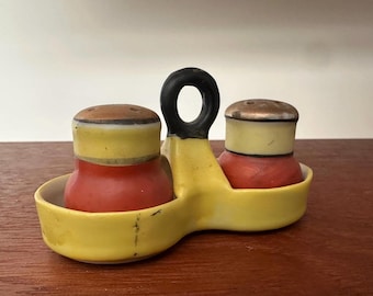 Salero y pimentero de porcelana vintage con recipiente: fabricados en Japón, década de 1940