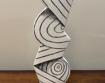 Jarrón de cerámica posmoderno de John Bergen, década de 1990, firmado, blanco y negro, 9,5 pulgadas.