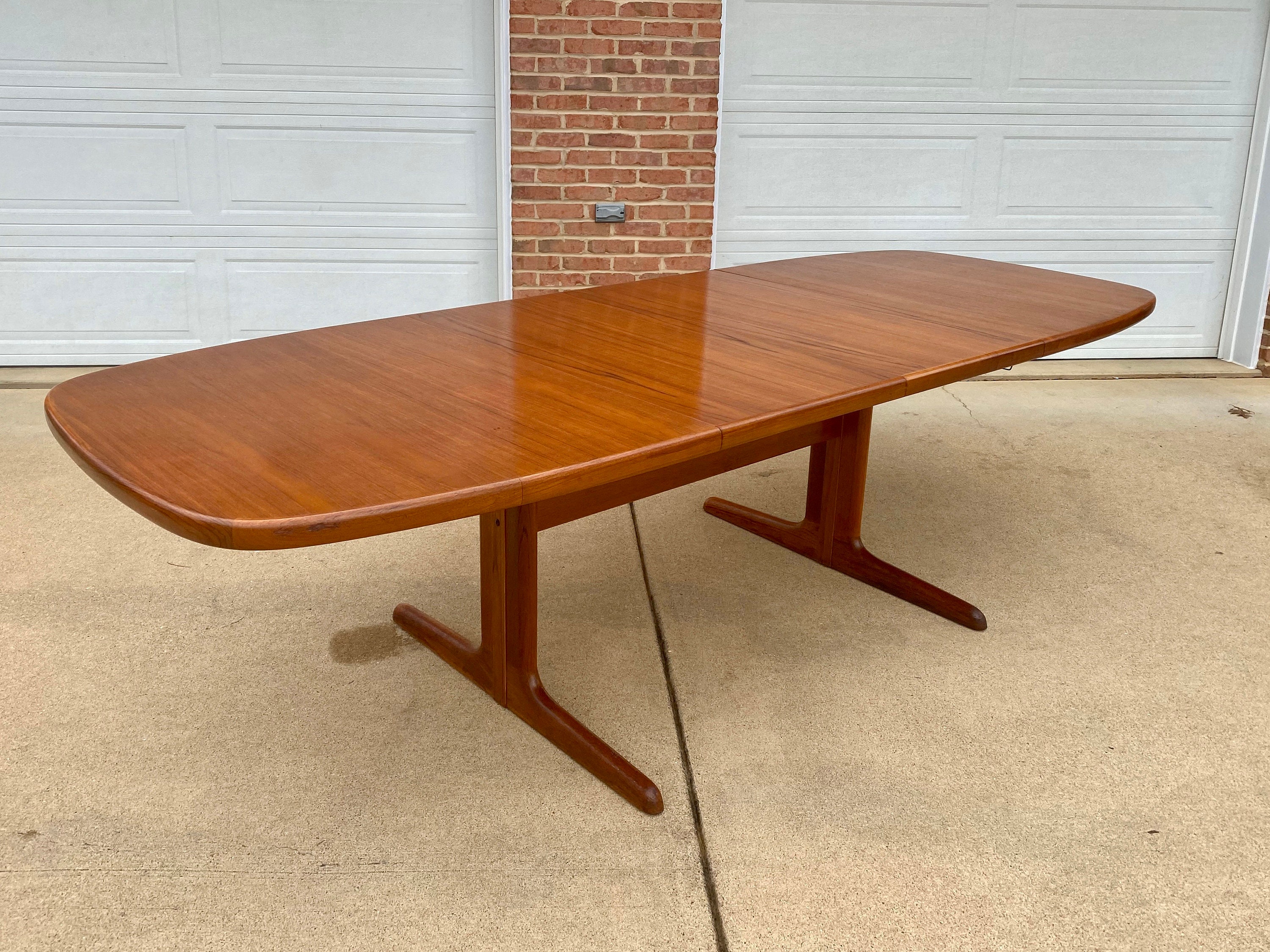 Modern Teak Dining Table: A Blend Of Style And Durability