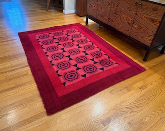 Alfombra vintage grande de lana peluda estilo moderno de mediados de siglo con diseño de rayos de sol de la era Rya