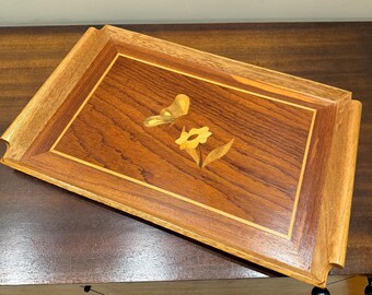 Bandeja vintage de madera con incrustaciones, bandeja de marquetería de mediados de siglo con diseño de mariposas y flores.