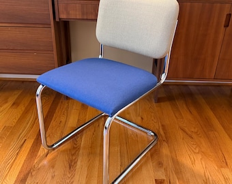 Auténtica silla Knoll Cesca, diseño Bauhaus de Marcel Breuer, tela azul claro, acero cromado.