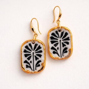 Boucles d'oreilles botaniques en porcelaine noire, boucles d'oreilles en céramique or 22 carats, bijoux d'art texturés faits main, cadeau minimaliste moderne pour femme