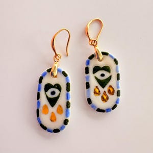 Pendientes de cerámica de ojo malvado hechos a mano con ganchos dorados, pendientes colgantes con símbolo protector, regalo de joyería artesanal único para mujer.