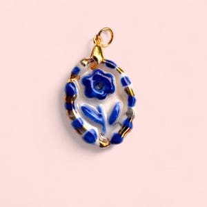 Handgeschilderde porseleinen bloemenhanger: 24-karaats goud, botanische sieraden