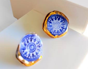 Ręcznie robione kolczyki z porcelany: Delft Blue, 22-karatowe złoto, połysk na krawędzi