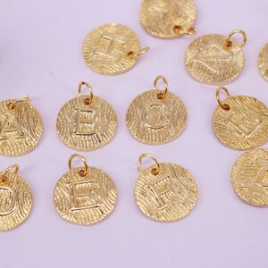 CALIENTE 26pcs 16mm oro chapado redondo alfabeto A-Z letras colgantes, cuentas de metal de cobre, pendientes de conector / collar, hallazgos de joyería