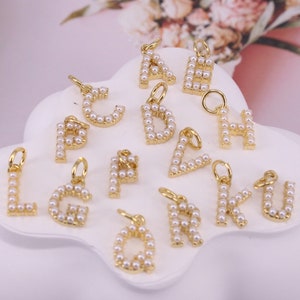 HOT 26pcs 7-10mm chapado en oro Alfabeto A-Z Letras Colgantes, Perlas blancas de metal de cobre, conector Charm / Pendientes / collar