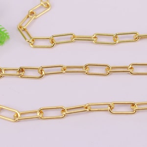 Op de afbeelding: Een gouden ketting met een rechthoekig schakeld ontwerp.