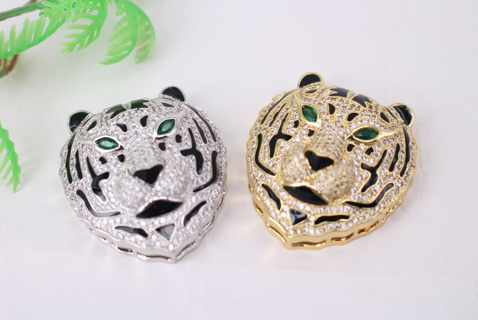 Tiger head pendant with rope chain