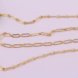 Op de afbeelding: Drie gouden kettingen met verschillende schakelstijlen. De bovenste ketting heeft ronde schakels, de middelste ketting heeft rechthoekige schakels en de onderste ketting heeft ovale schakels.